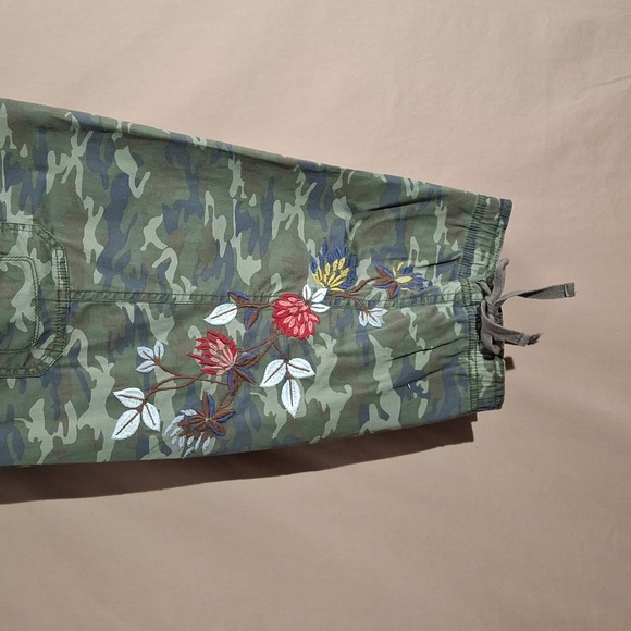 Style & Co Camouflage Capri Pants with Embroidery 18W - Picture 9 of 13